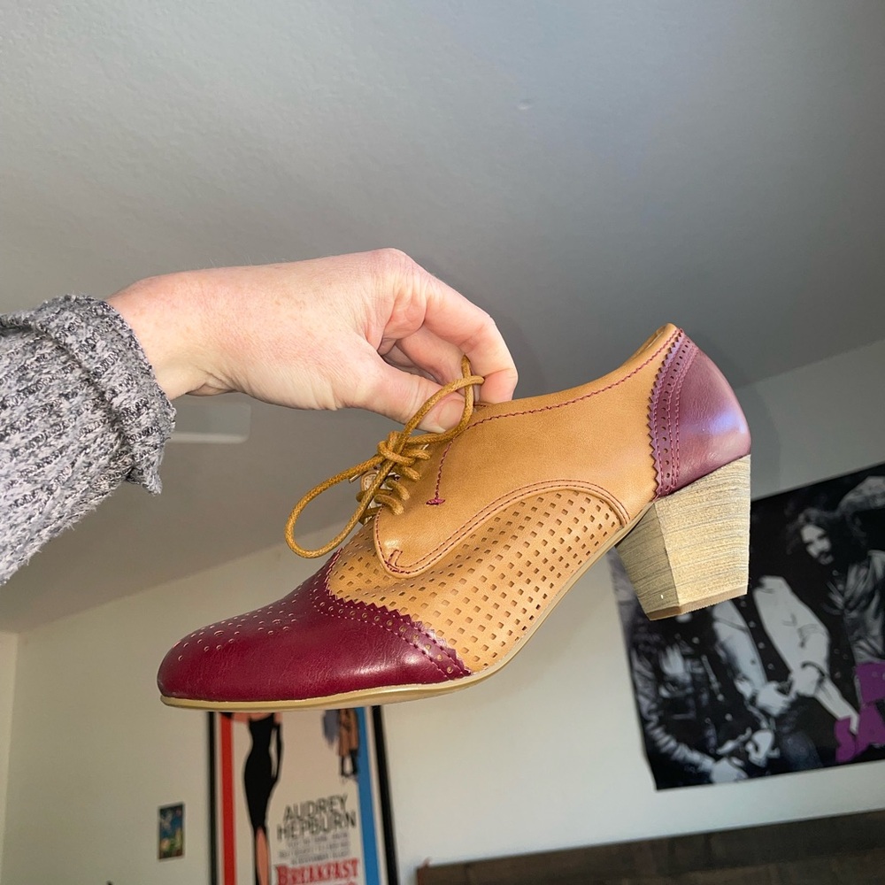 Stylish Two-Tone Women's Oxford Shoes